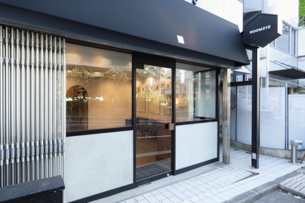 ROOM212 3 入口斜めから