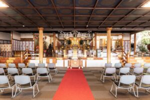 福岡にある神社スペース、レッドカーペット、椅子の並んだスペース