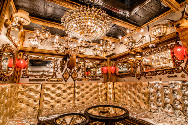 DSC07841 シャンデリアが輝くゴールドとシルバーのソファ席