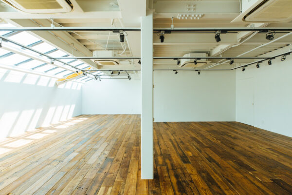 _MG_3139honban 白壁、ウッドフローリングのアパレル展示会場