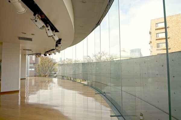 DSC08813 曲線全面ガラス張りのアパレル展示会場