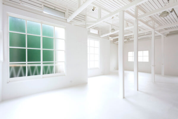 2001popu012s 純白の床・壁・天井・柱・窓枠のアパレル展示会場