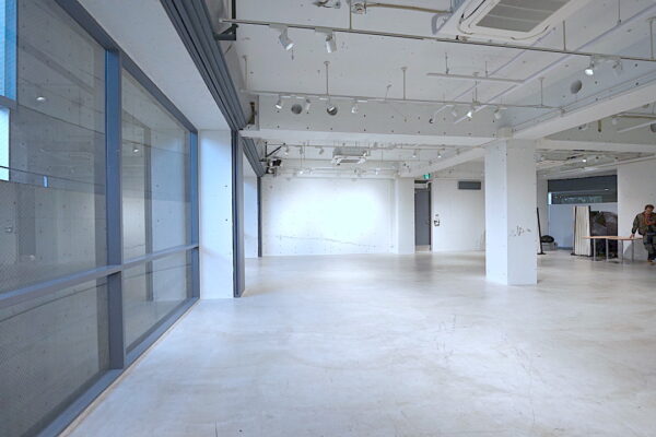 DSC08797 ガラスの側面と間接照明のアパレル展示会場