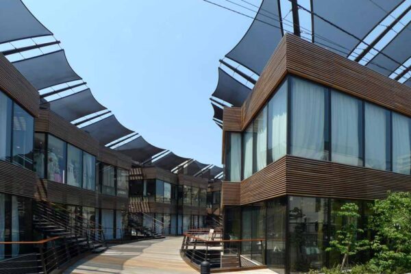 4178_Randspace 北青山にあるガラス張りのアパレル展示会場外観