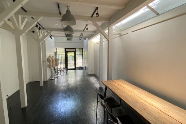 内観_自然光2_IMG_1965 渋谷キャットストリート近くにある白壁黒い床のアパレル展示会場