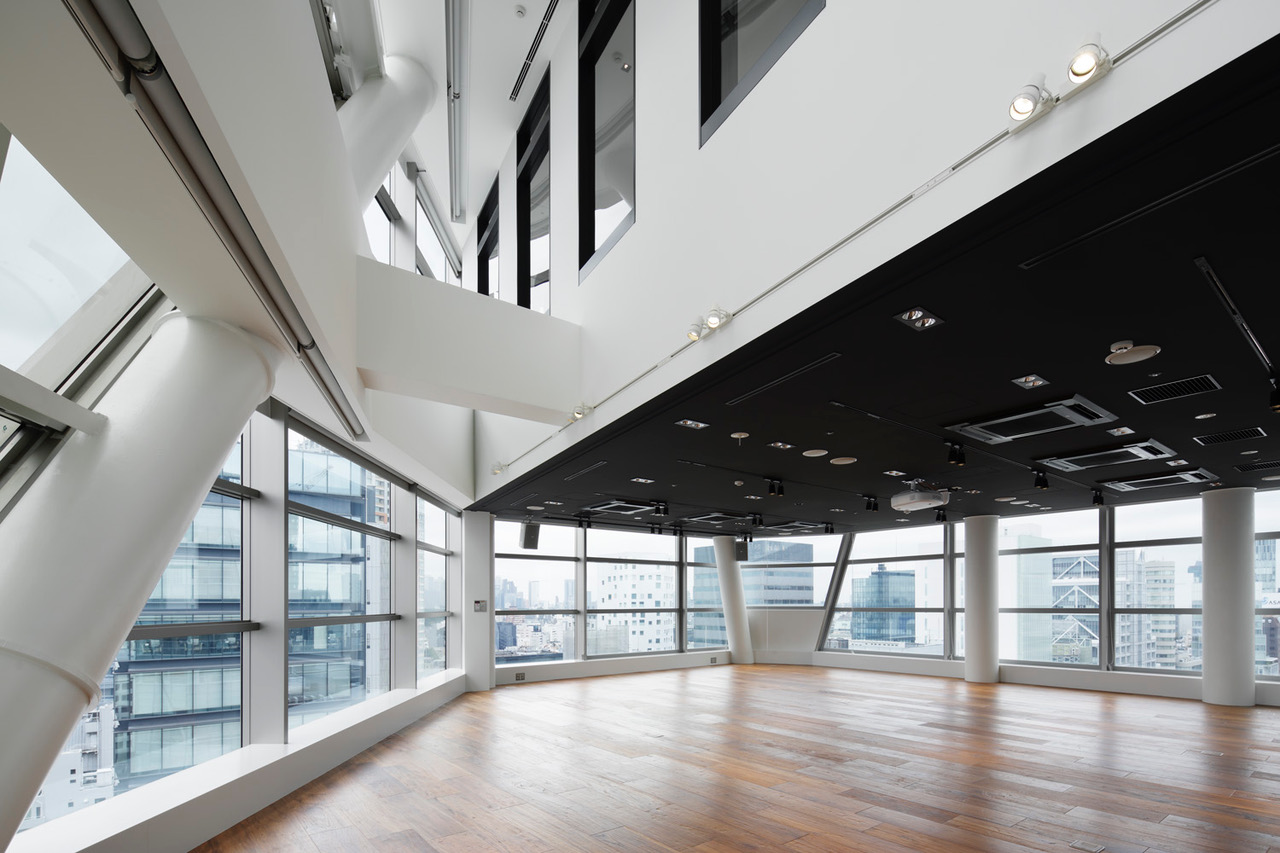 渋谷5分 表参道10分 130平米 27 500 H Id 6471 全面ガラス張りの撮影 展示会スペース 黒い天井のこちらは10f ロケーションハンティング