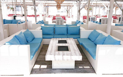 豊洲にあるイベントスペース、青ソファ、テーブル、正面写真