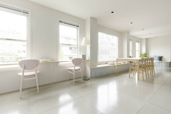 渋谷にあるハウススタジオ、リビングルーム、自然光、椅子