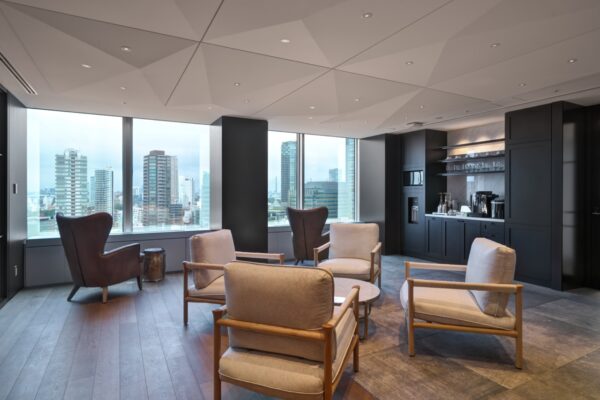 六本木にあるオフィススペース、ラウンジ、ガラス張り、撮影スペース、ソファ