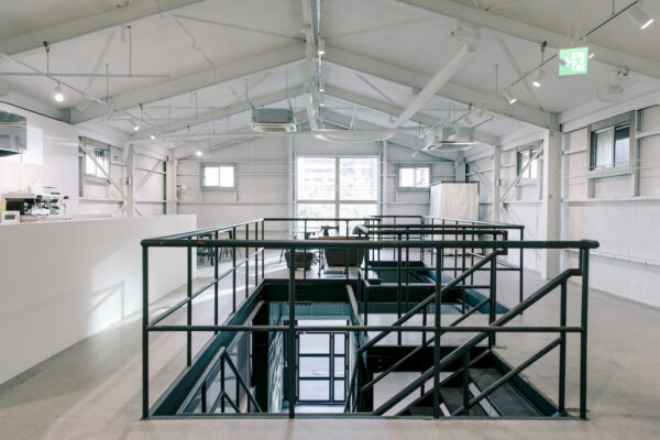 ID:8391 新木場にあるカフェ併設の倉庫ギャラリー、エントランスへ続く2階からの黒い階段