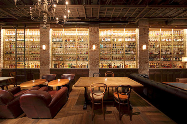 表参道にあるバーラウンジ、ボトルラック、テーブル席、ソファー席