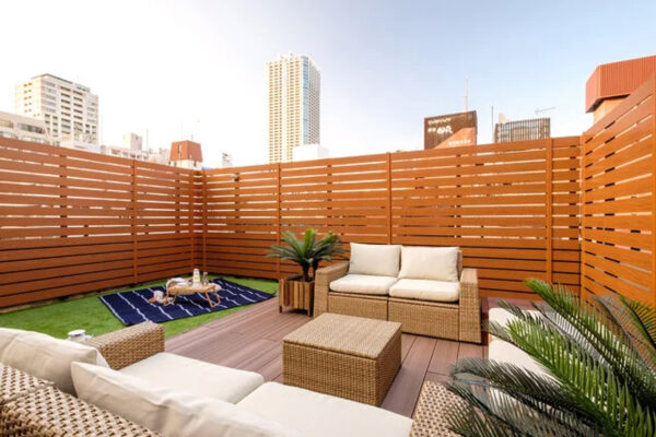 新宿にあるホテルスタジオ、ルーフトップ、ソファ、植物