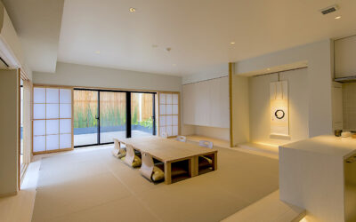 新宿にある和風イベントスペース、和室、部屋の中央にある座椅子と机、右奥に掛け軸