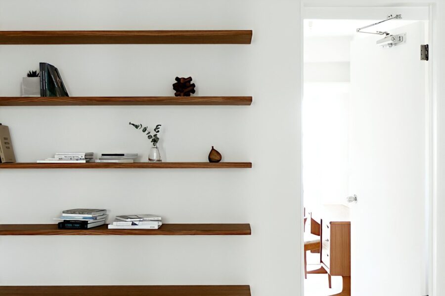 STUDIO FEM : 目黒にあるウッド調ハウススタジオ、白壁の部屋、木製ラック