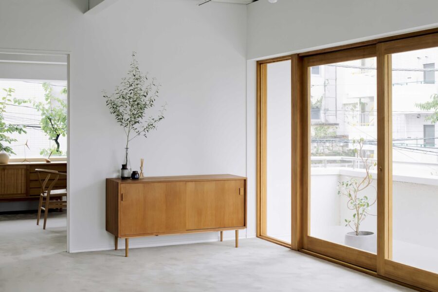 恵比寿にあるハウススタジオ、白壁で隔てられた二つの部屋、手前の部屋に木製の棚、右側ウッドフレームの大窓