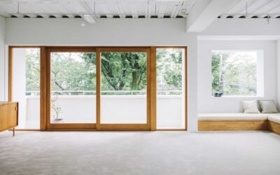 恵比寿にあるハウススタジオ、ウッドフレームの大窓のある白壁の部屋