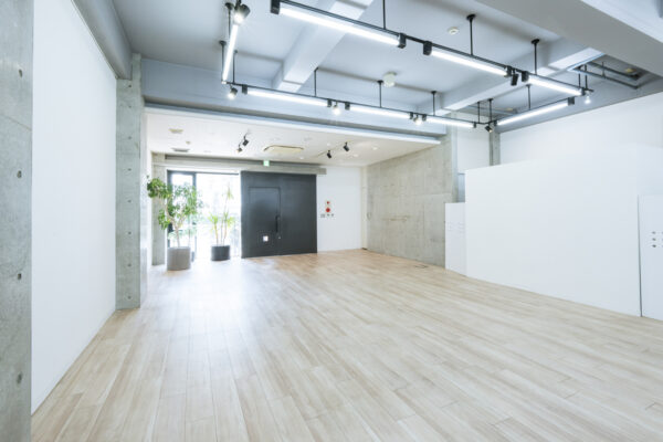 20240704_002 会場斜めから見た入り口の様子