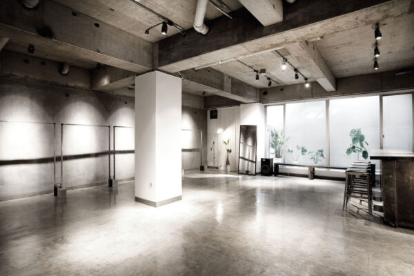 E01 什器が豊富なカウンターバーのあるアパレル展示会場