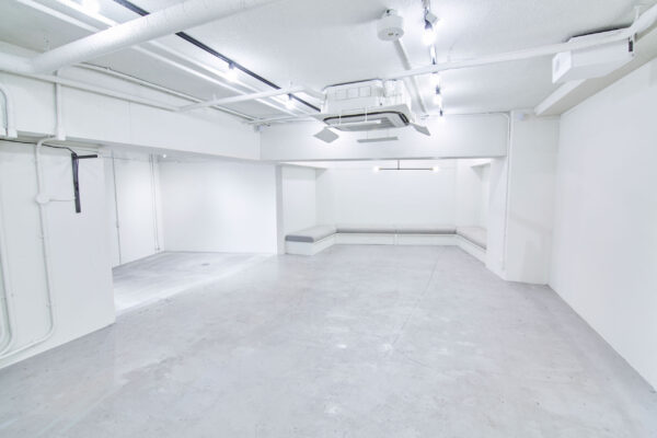 210414_0080_1 明治神宮前駅1分にあるホワイトが特徴なアパレル展示会場