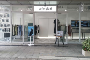 代官山アドレス内の1F路面で開催されたアパレル展示会外から見た様子