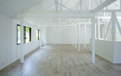 大きな窓や天窓から自然光が入るスケルトンの会場