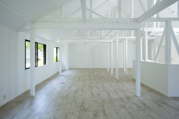 TH_Rst-4 大きな窓や天窓から自然光が入るスケルトンの会場