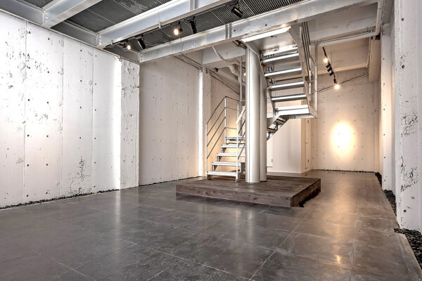 slide5 黒のフロアとシルバーのフレームが印象的なアパレル展示会場