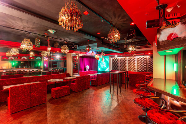 IMG_0001 -HDR 赤が基調の和洋中テイストを取り入れた会場