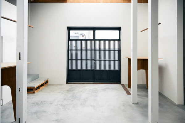 220728_ichida_ 15010 (1) 会場内から見たエントランス正面