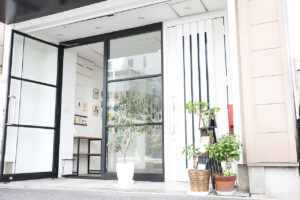 Gallery-01 : 大阪上本町にある路面1階レンタルギャラリースペース、会場外観