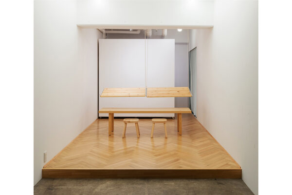 109 吊下陳列棚とテーブル椅子を配置したアパレル展示会場