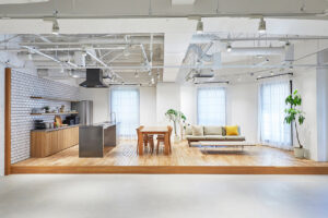 オープンキッチンとダイニングテーブル、ソファセットのあるレイアウト例