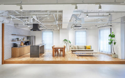 オープンキッチンとダイニングテーブル、ソファセットのあるレイアウト例