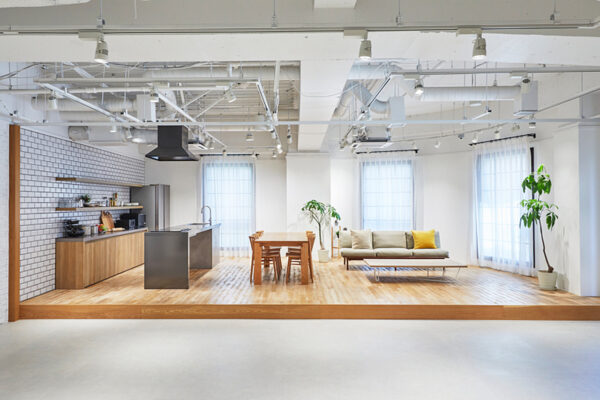 02 オープンキッチンとダイニングテーブル、ソファセットのあるレイアウト例