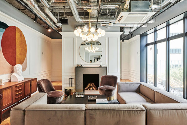 SALON_ 1 暖炉とソファが印象的なサロンスペース