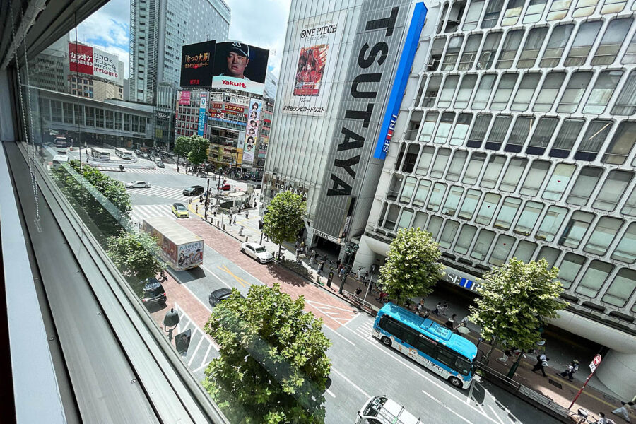 ⑨ 4階：窓際から渋谷交差点が見えます