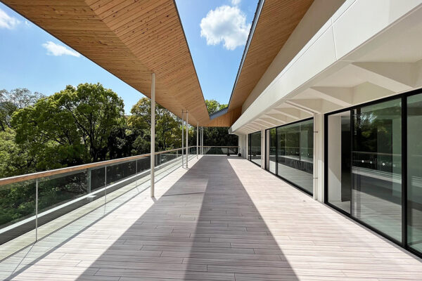 IMG_ 6470 広いテラスの様子