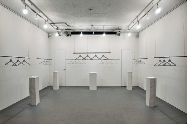 default 什器が豊富な白壁、モルタルのアパレル展示会場