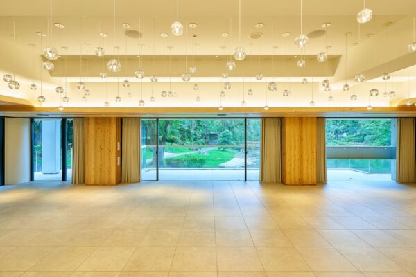 venue_kagura_img_01 深いベージュを基調とした床と柱、クリーム色の天井からの沢山のペンダントライト