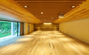 床・壁・天井の木目が美しいスケルトン会場