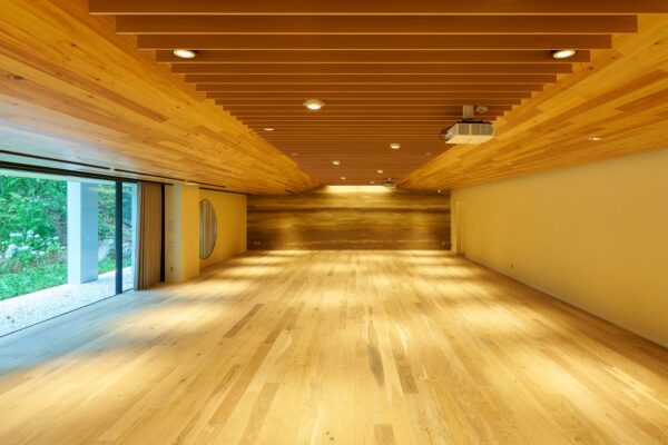 venue_tamayura_img_03 床・壁・天井の木目が美しいスケルトン会場