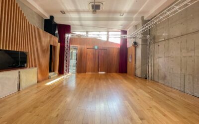 会場奥から入り口を見たスケルトンの様子