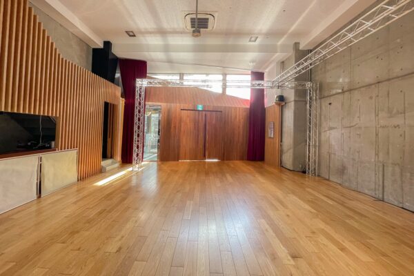 IMG_1651 2 会場奥から入り口を見たスケルトンの様子