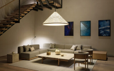 東急歌舞伎町タワー最上部に位置するホテルスタジオ、特徴的な照明のリビングルーム