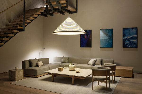 東急歌舞伎町タワー最上部に位置するホテルスタジオ、特徴的な照明のリビングルーム