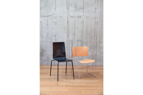 ブラックと木製の椅子