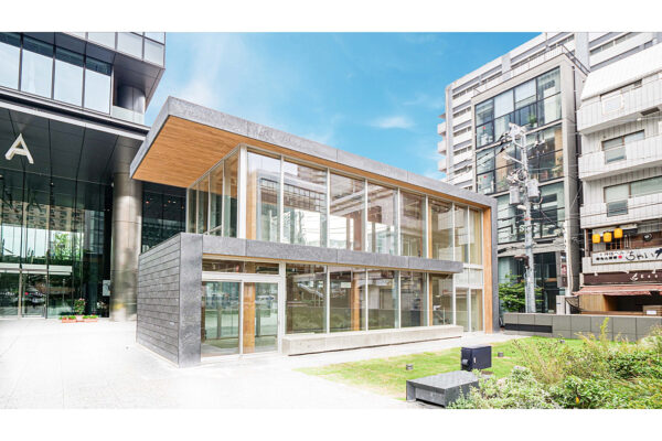 外観① 建物入り口側から見た斜め外観