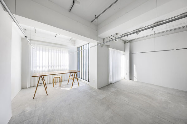 tentplant_316_aoyama_240130_ 001 柔らかい自然光が印象的なアパレル展示会場