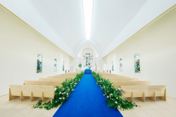 チャペル_omote_202309_005 ロイヤルブルーのバージンロードのチャペル