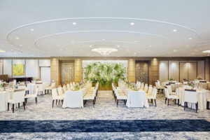 白いクロスの長テーブルで対面式にレイアウトされた会食例